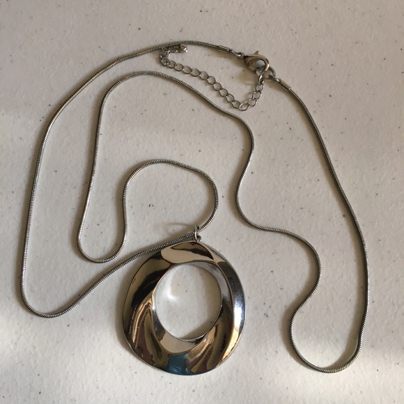 Bay to Baubles Jewelry - 3/$15 Bay to Baubles Silver Circle Necklace 32”